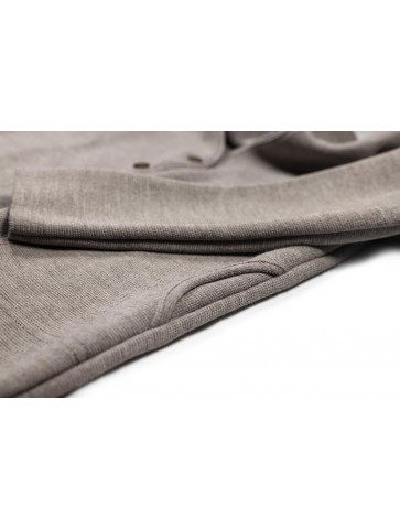 veste col V PEN GUEN taupe - 50% laine coupe ajustée, avec deux poches.