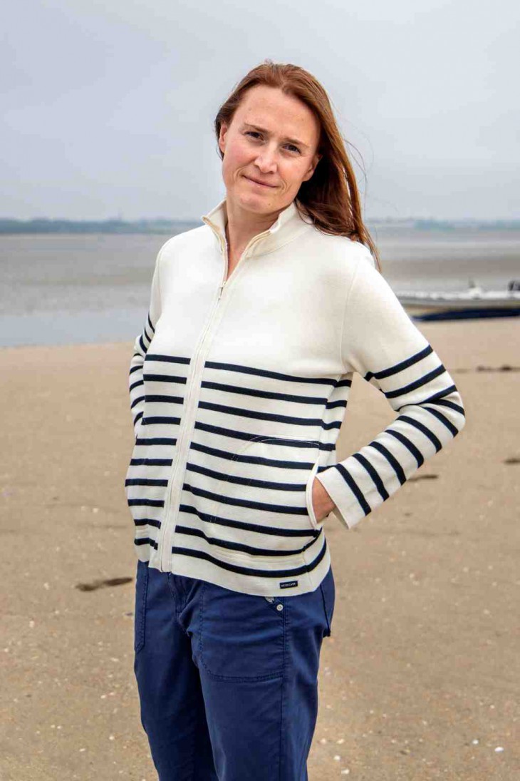 Veste zippée MARINA écru marine - 50% laine coupe ajustée, avec deux poches.