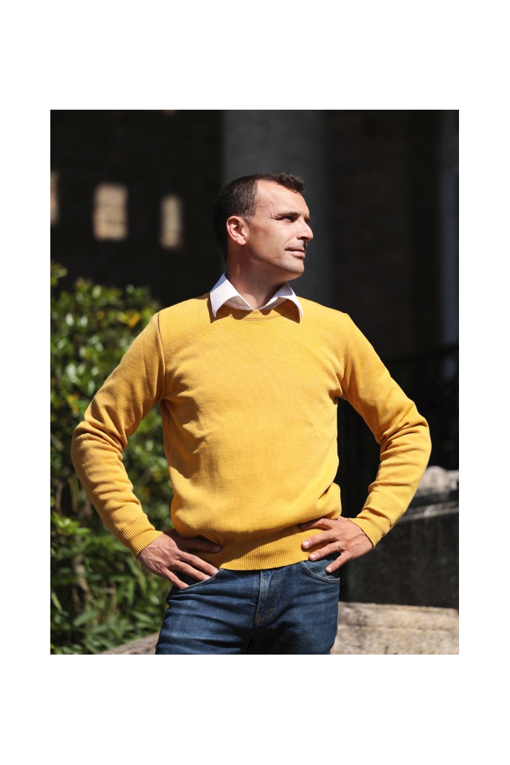 Round neck sweater PETIT HELICE safran - worn - 50% wool slim fite