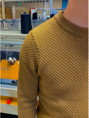 Focus on the collar and knit of the Fanch camel sweater