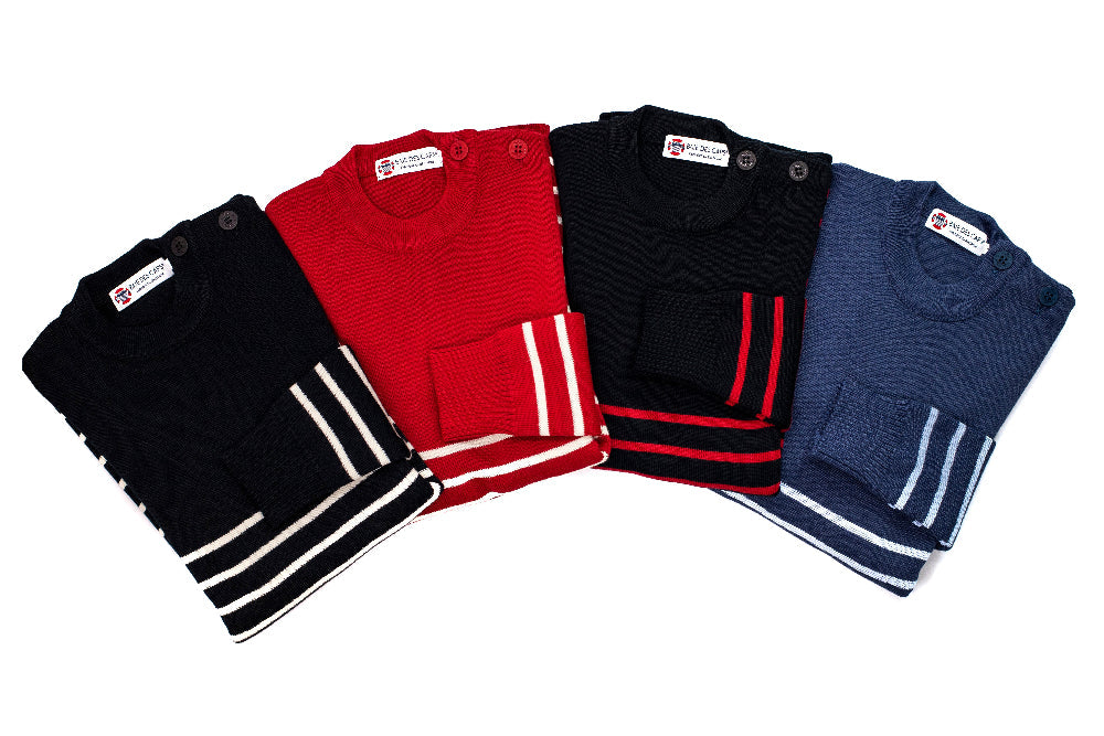 Quatre pulls en laine pliés, rangés à l'abri des mites