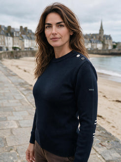 Pull marin femme à coudières Ancre rayée, bleu marine, 100 % laine vierge – coupe ajustée, vue de trois-quarts droit – Baie des Caps