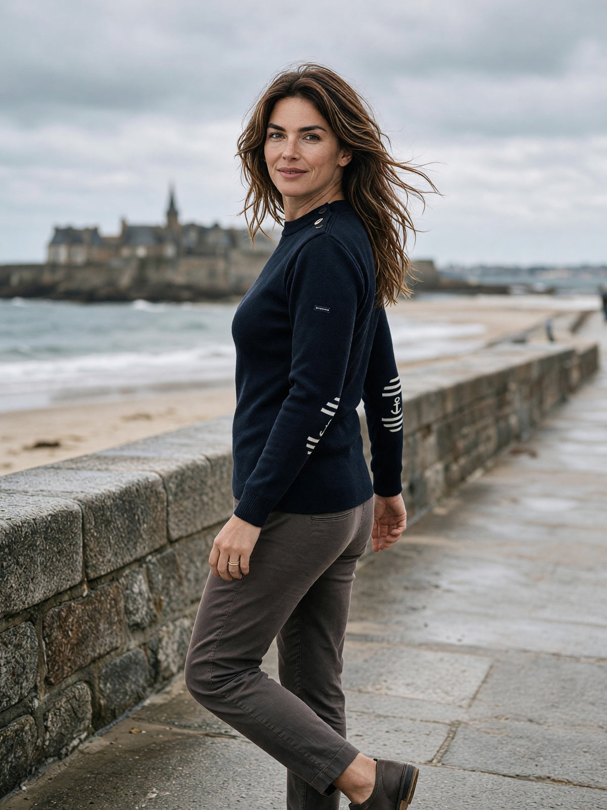 Pull marin femme à coudières Ancre rayée, bleu marine, 100 % laine vierge – coupe ajustée, vue de profil – Baie des Caps