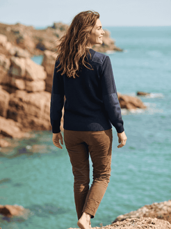 Pull Brise Mer femme col rond, inspiré Marine Nationale, bleu marine, 100 % laine – vue de dos – Baie des Caps
