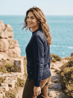 Pull Brise Mer femme col rond, inspiré Marine Nationale, bleu marine, 100 % laine – vue de profil – Baie des Caps