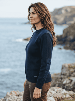 Pull Brise Mer femme col rond, inspiré Marine Nationale, bleu marine, 100 % laine – vue de profil (2) – Baie des Caps