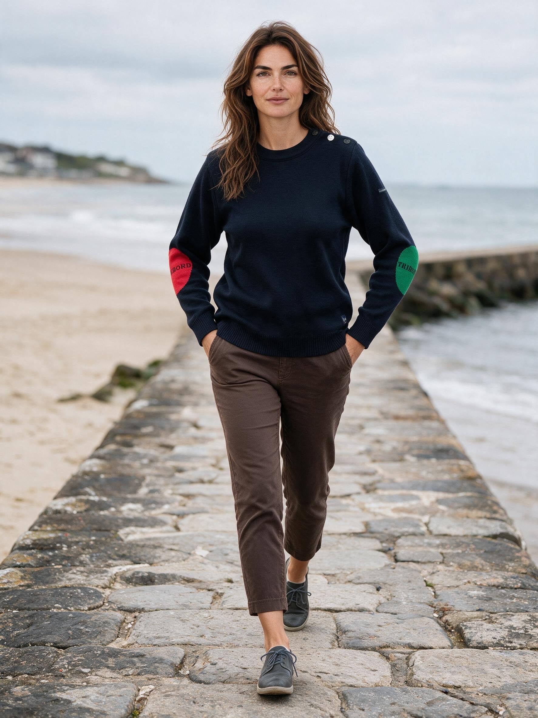 Pull marin femme à coudières Babord Tribord, bleu marine, laine vierge – coupe ajustée, vue de face – Baie des Caps