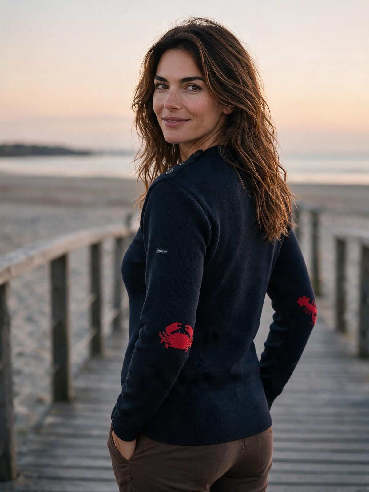 Pull marin femme laine à coudières Homard & Crabe, bleu marine – coupe ajustée, vue de dos – Baie des Caps