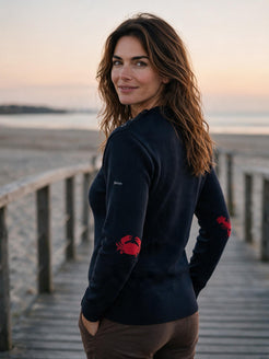Pull marin femme laine à coudières Homard & Crabe, bleu marine – coupe ajustée, vue de dos – Baie des Caps