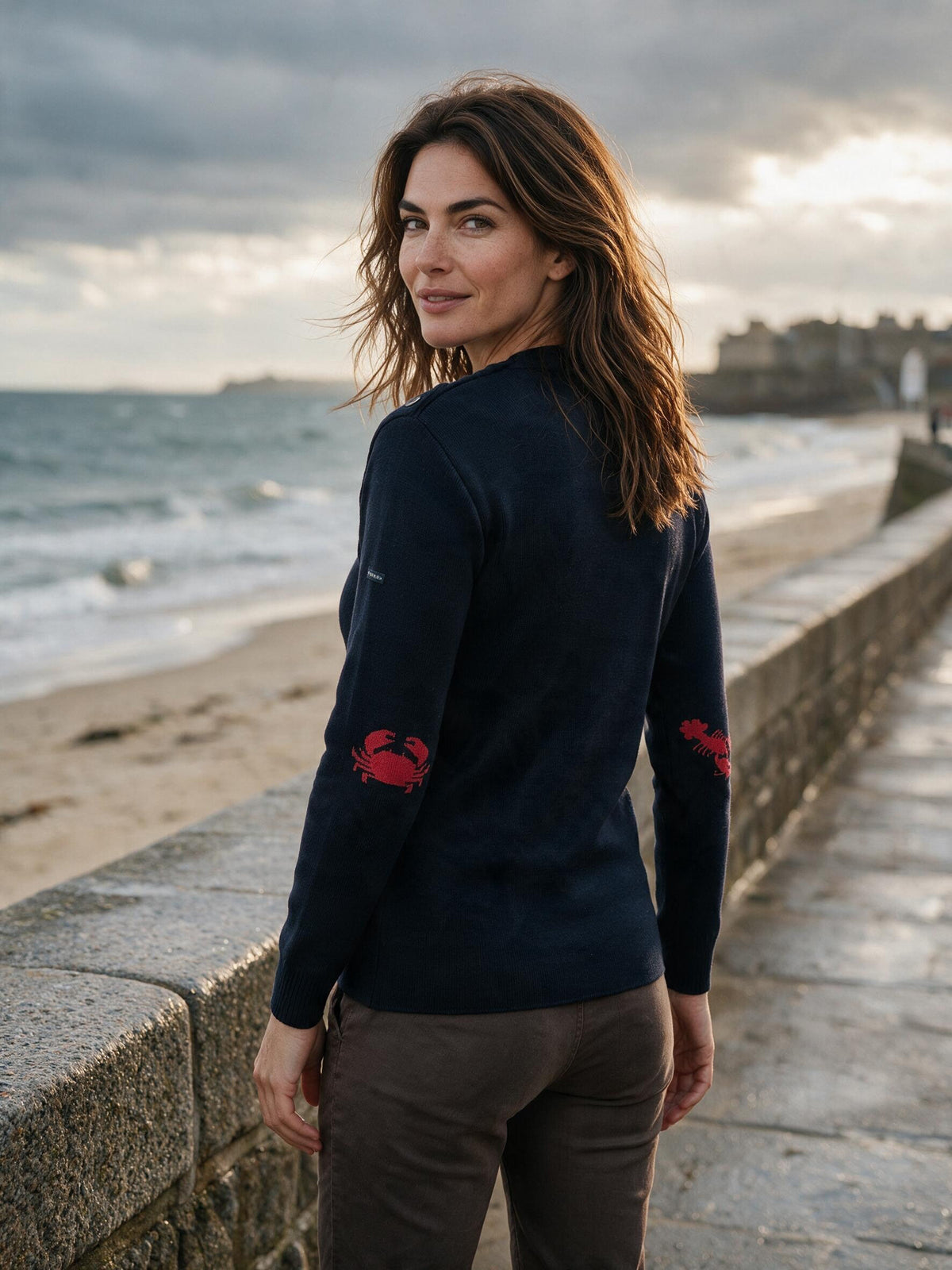Pull marin femme laine à coudières Homard & Crabe, bleu marine – coupe ajustée, vue de dos (2) – Baie des Caps