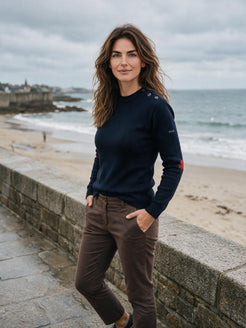 Pull marin femme laine à coudières Homard & Crabe, bleu marine – coupe ajustée, vue de face – Baie des Caps