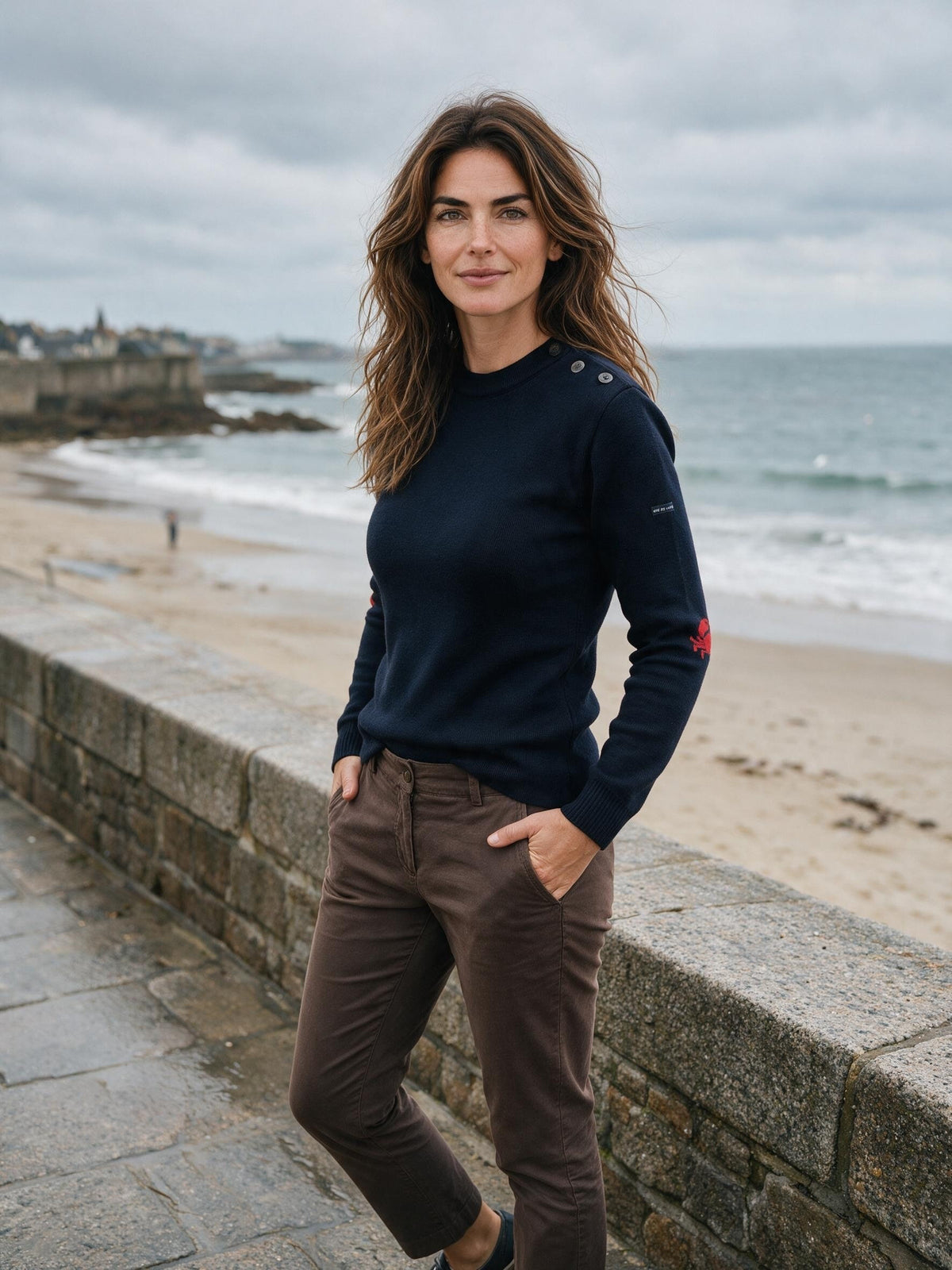 Pull marin femme laine à coudières Homard & Crabe, bleu marine – coupe ajustée, vue de face – Baie des Caps