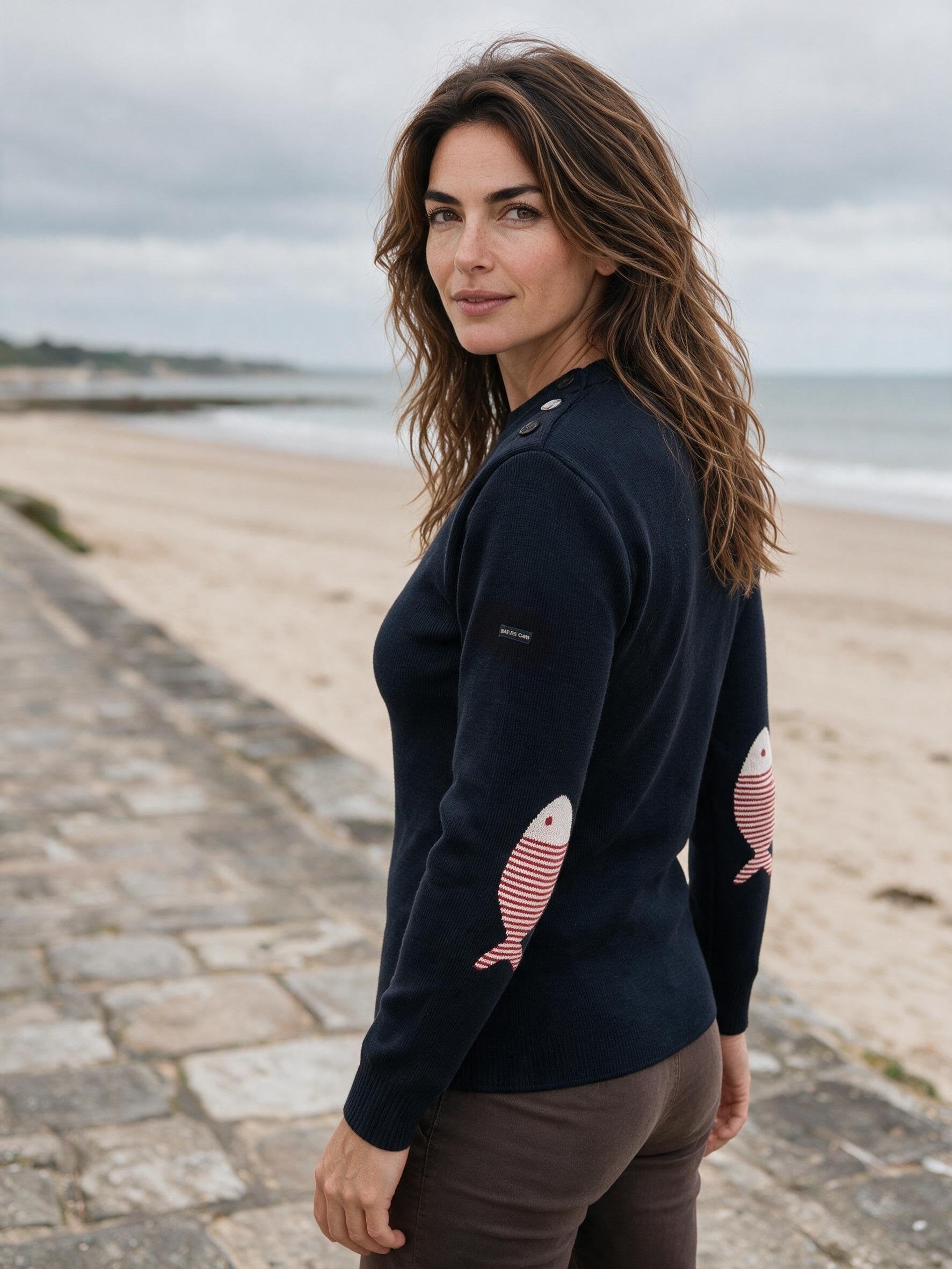 Pull marin femme laine vierge à coudières Poisson rayé, bleu marine – coupe ajustée, vue de dos trois-quarts droit – Baie des Caps