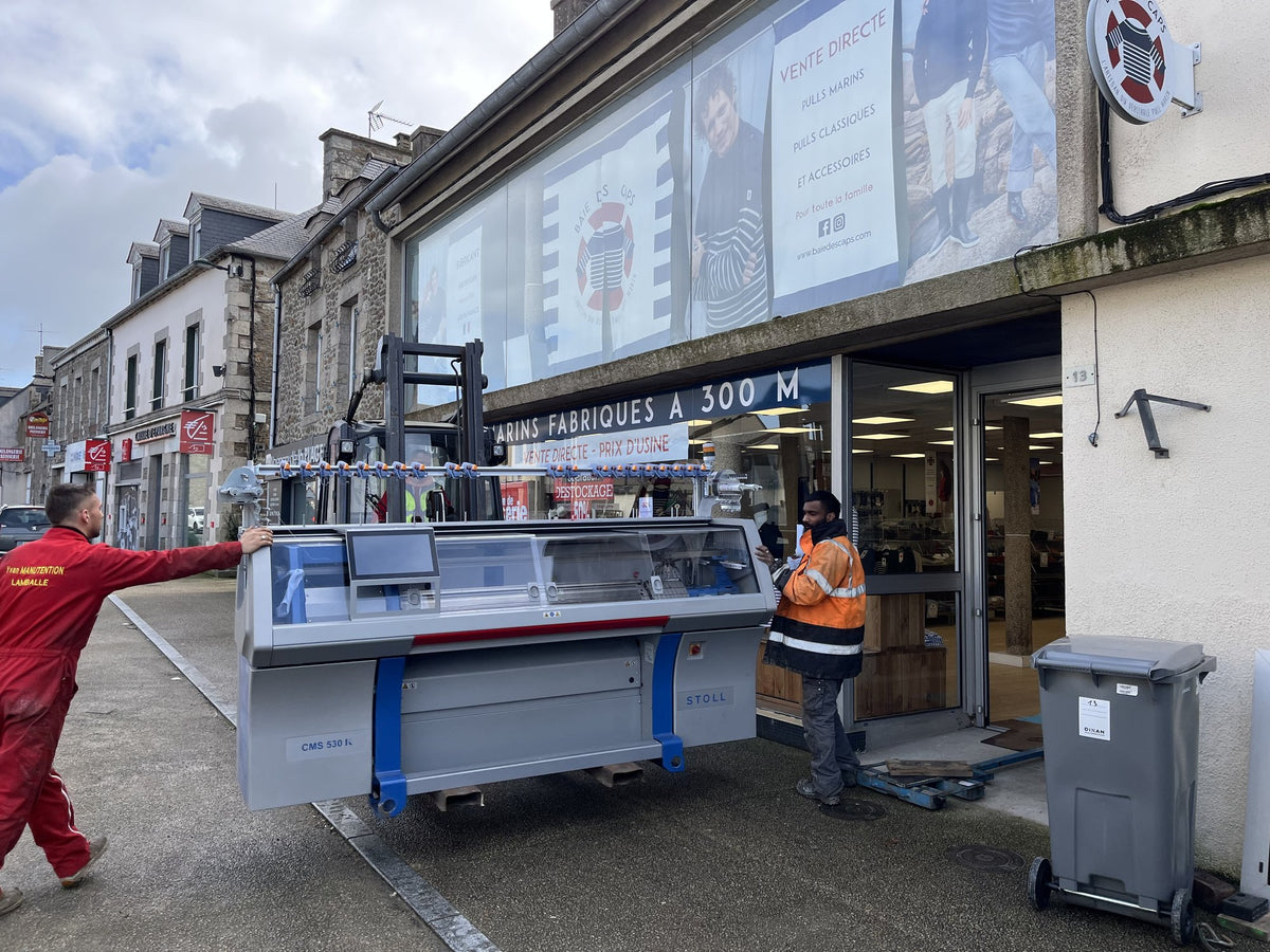 La machine à tricoter Stoll entre dans la boutique Baie des Caps — naissance de l'atelier-boutique, 2026