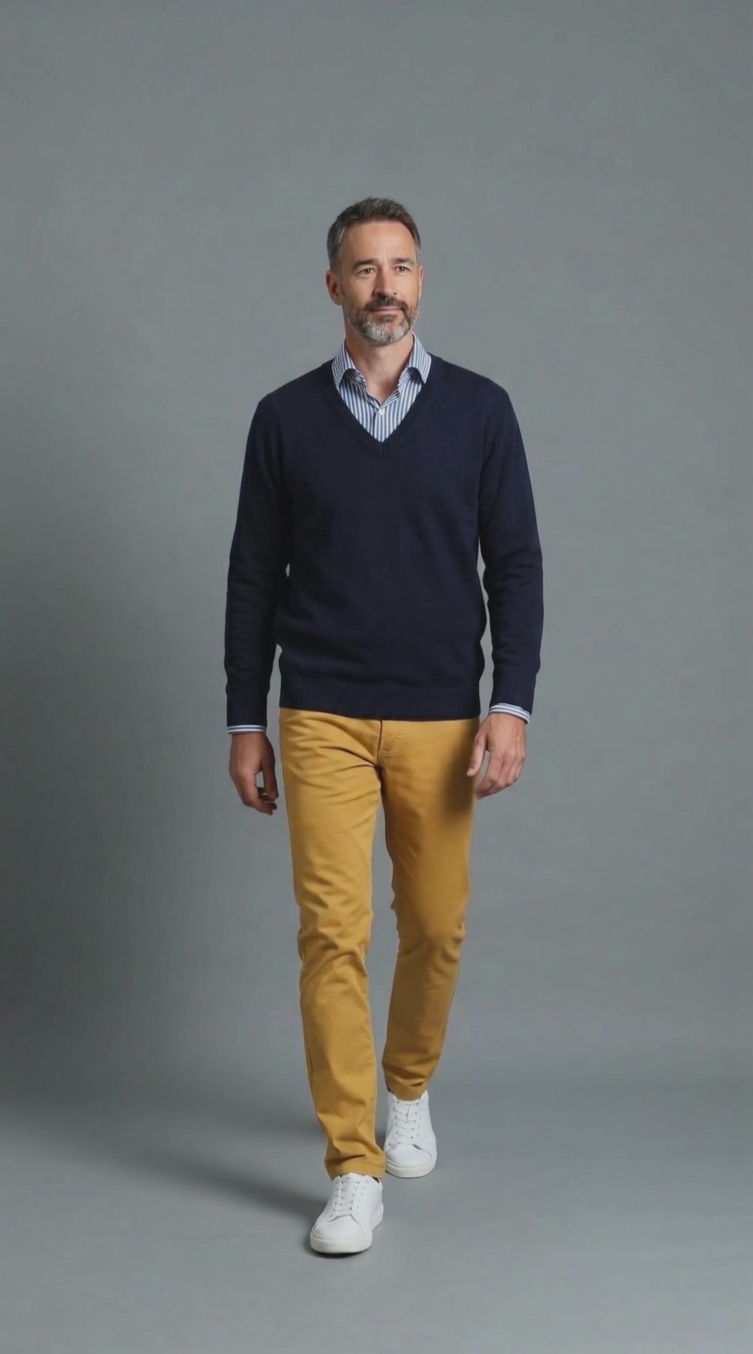 Vidéo du Pull col rond citadin marine helice laine merinos acrylique, porté en marchant — Coupe ample homme - Baie des Caps