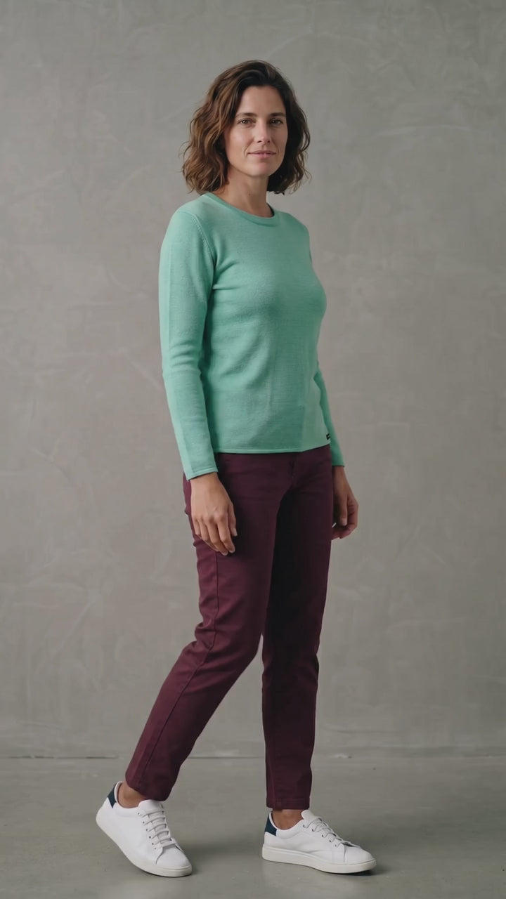 Pull femme ROSCOFF bleu lagon en laine mérinos, col rond, fabrication française. Vidéo studio