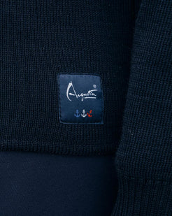 Étiquette Augustin cousue sur le pull — collaboration Baie des Caps × Augustin