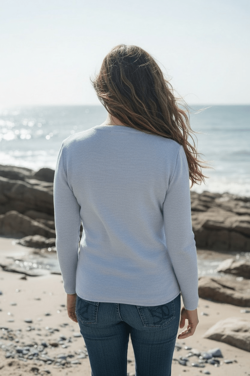 Pull femme ROSCOFF iceberg en laine mérinos, col rond, fabrication française. Vue de dos