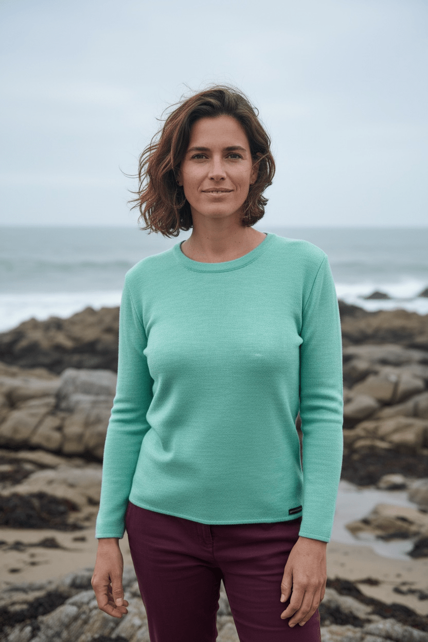 Pull femme ROSCOFF bleu lagon en laine mérinos, col rond, fabrication française. Vue de face