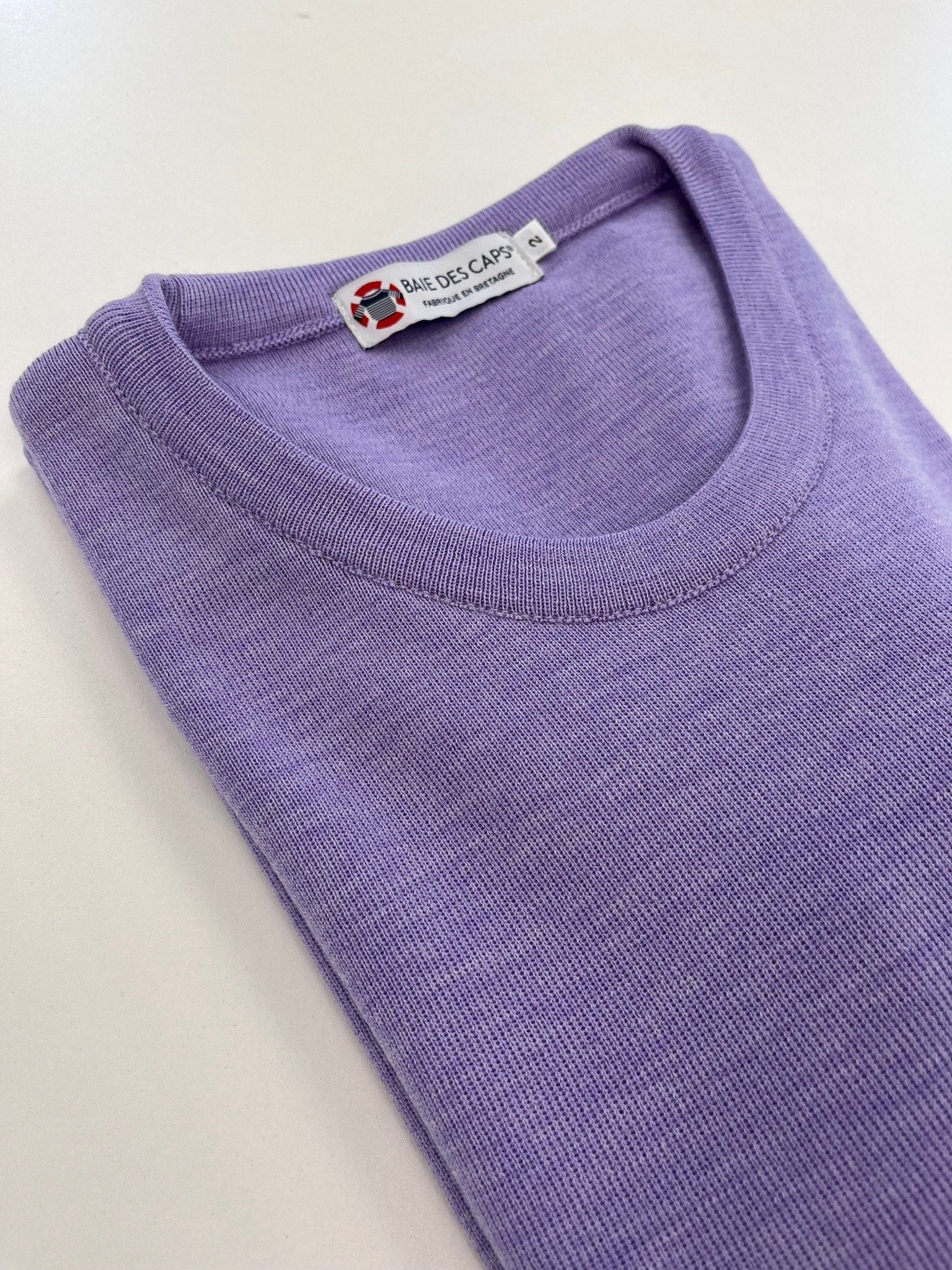 Pull femme ROSCOFF lavande en laine mérinos, col rond, fabrication française. Détail de maille