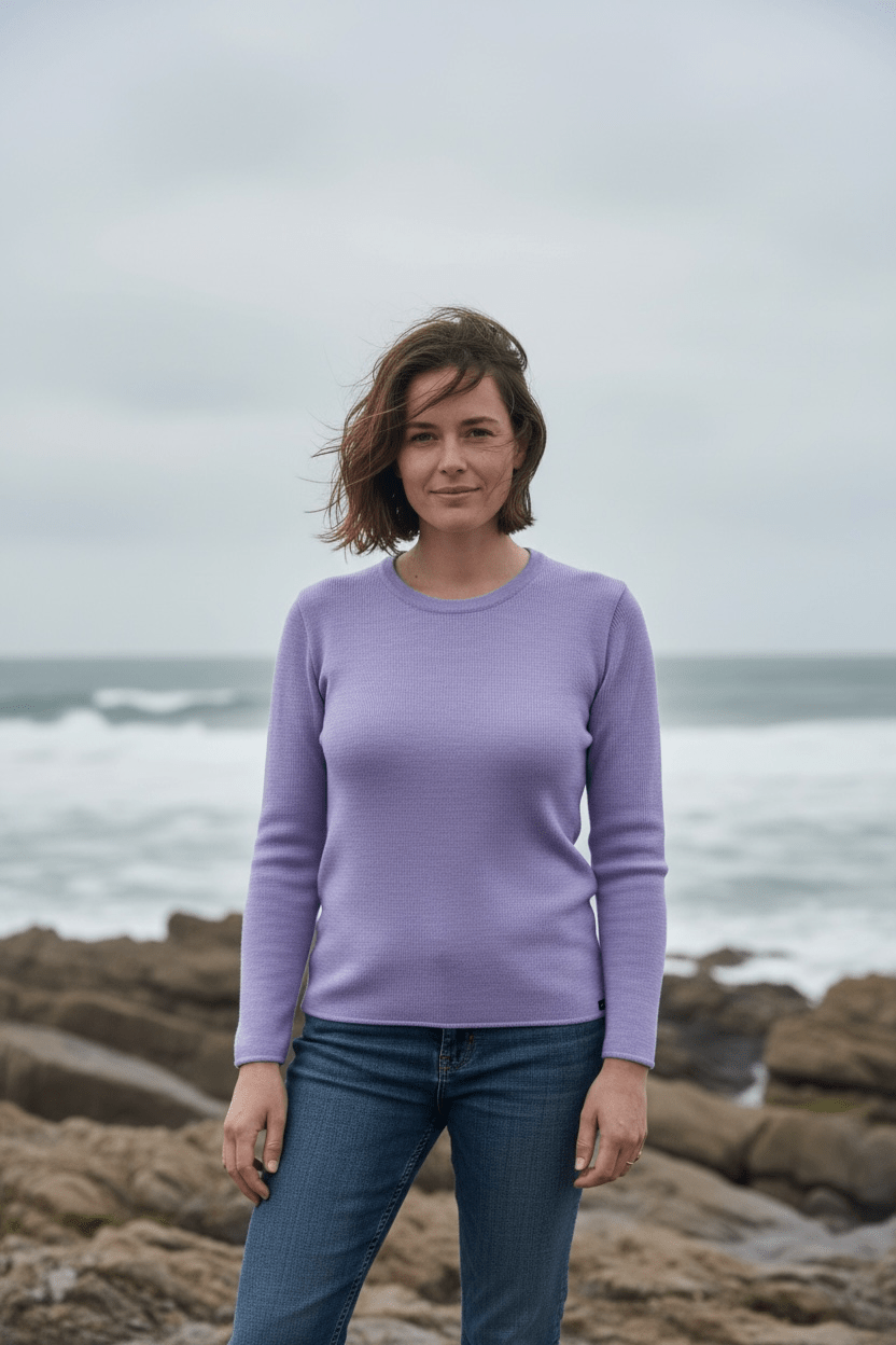 Pull femme ROSCOFF lavande en laine mérinos, col rond, fabrication française. Vue de face