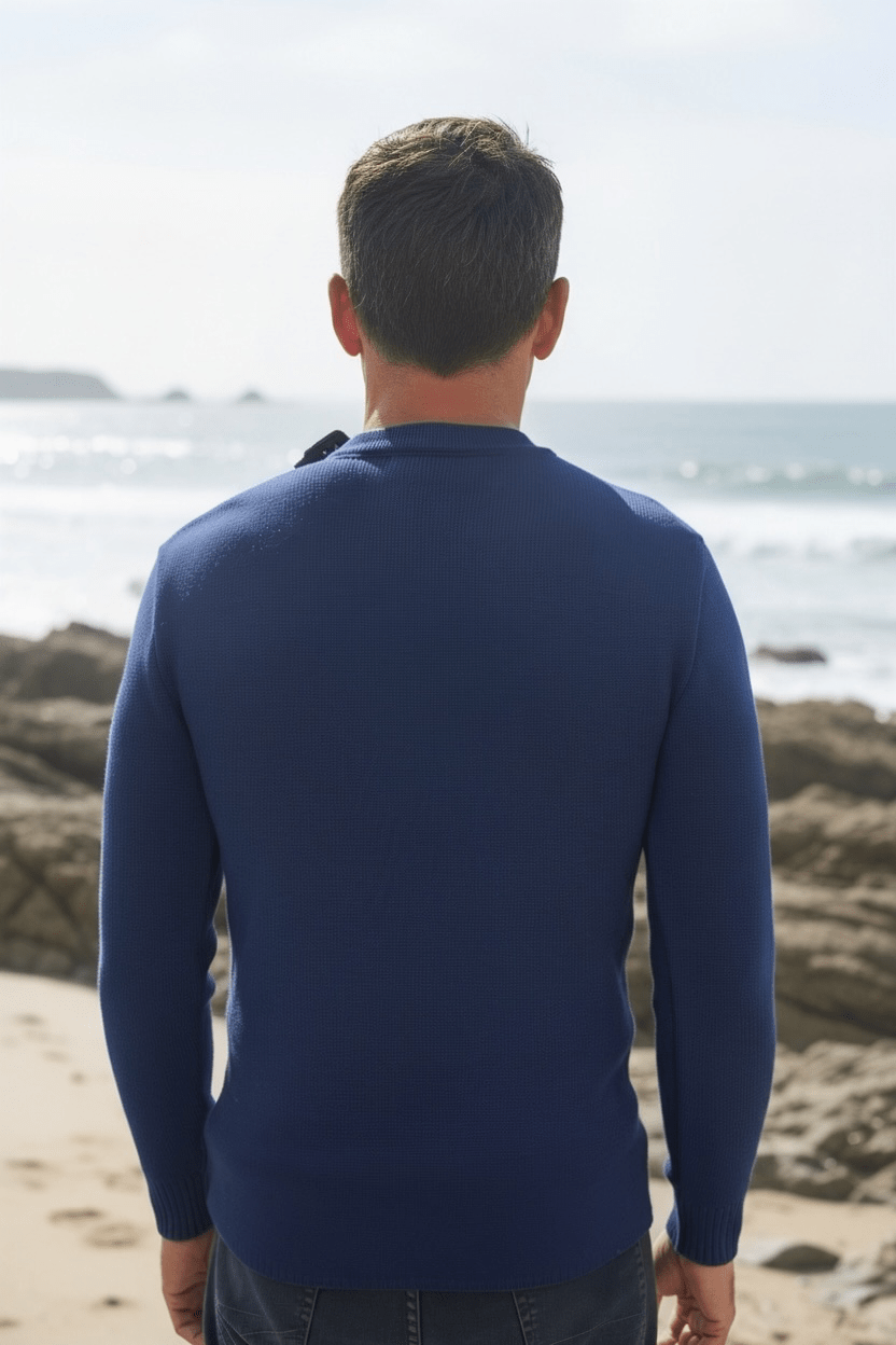Pull marin homme ajusté « Petit Erquy » – Bleu roi - Baie des Caps. Vue de dos