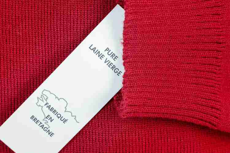 Etiquette de prix du pull marin indiquant le lieu de fabrication